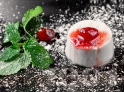 Десертен крем панакота от кисело мляко и желатин със сладко от ягоди - оригинална рецепта - снимка на рецептата